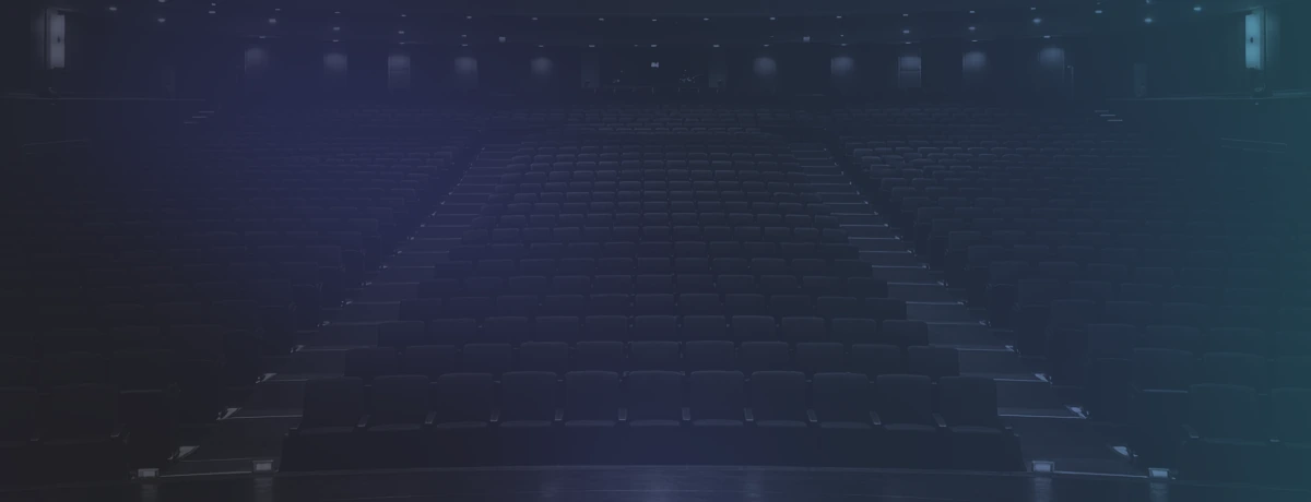 Les gradins d'une grande salle de théâtre.