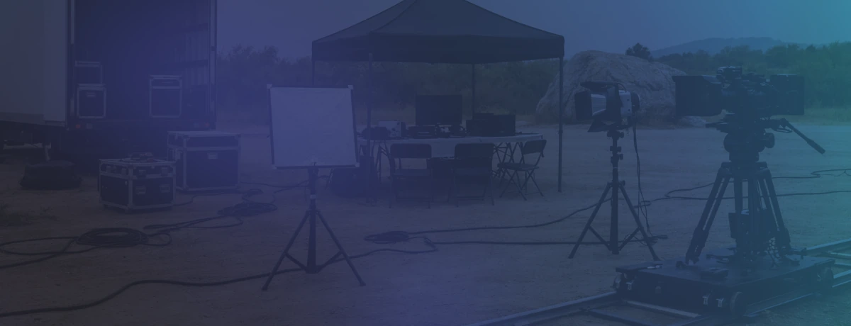 Un plateau de tournage en extérieur.